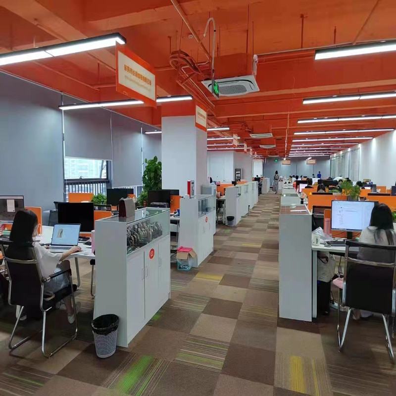 Trong văn phòng của công ty, cácnhân viên đang làm việc chăm chỉ