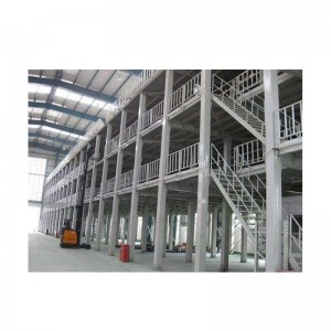 Nền tảng thép và cầu thang