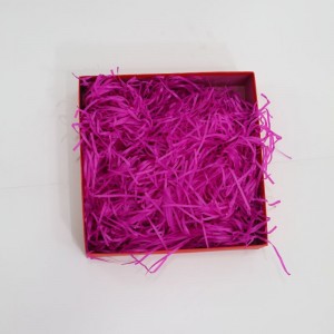 Màu đổ đầy giấy vụn