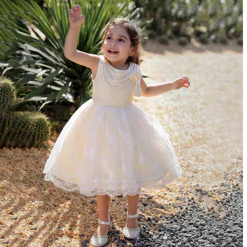 Baige đính cườmnơ thắt chiếc váy tiệc cho cô gái váy công chúa bé gái