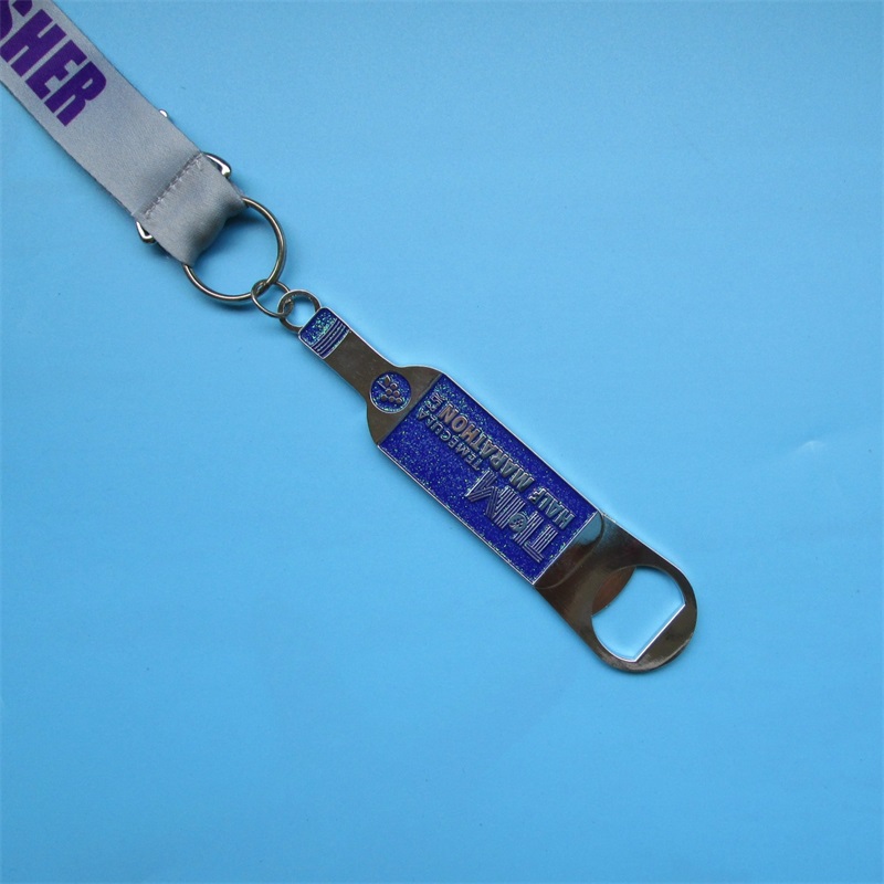 Huy chương kim loại với huy chương dụng cụ mở chai thể thao