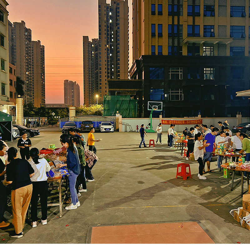 Elongarrow giữ một BBQ cho tất cả các thành viên trongnhóm