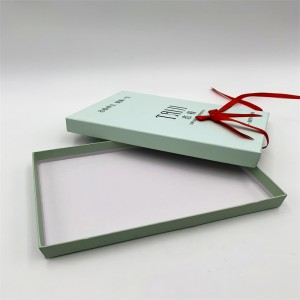 Hộp quà với ruy băng