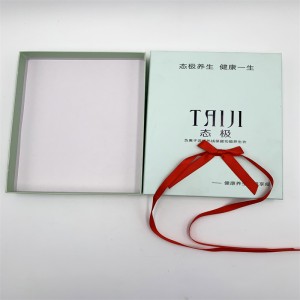 Hộp quà với ruy băng