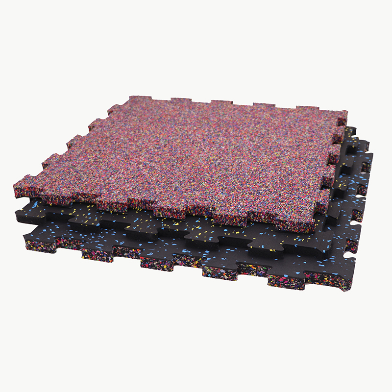 Thảm cao su lồng vàonhau