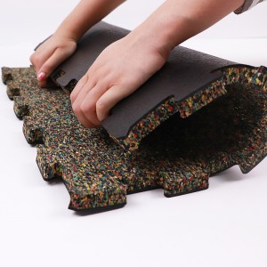 Thảm cao su lồng vàonhau