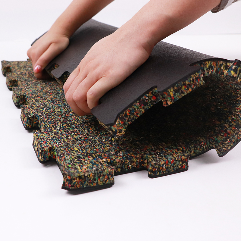 Thảm cao su lồng vàonhau