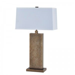 Đèn bàn sắt cổ trang trí ở lối vào không gian công cộng