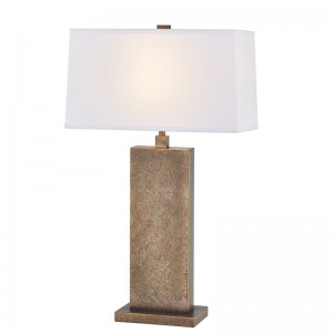 Đèn bàn sắt cổ trang trí ở lối vào không gian công cộng