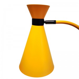 Hai tông màu bàn làm việc với màu đen và màu vàngnhạt, một công tắc rocker trên/off và hai cửa hàng thuận tiện trong phòng khách