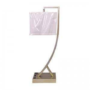 Đèn bàn hoàn thiện bạc cổ với một công tắc rocker/off, một ổ cắm tiện lợi và cổng sạc USB tại phòng khách