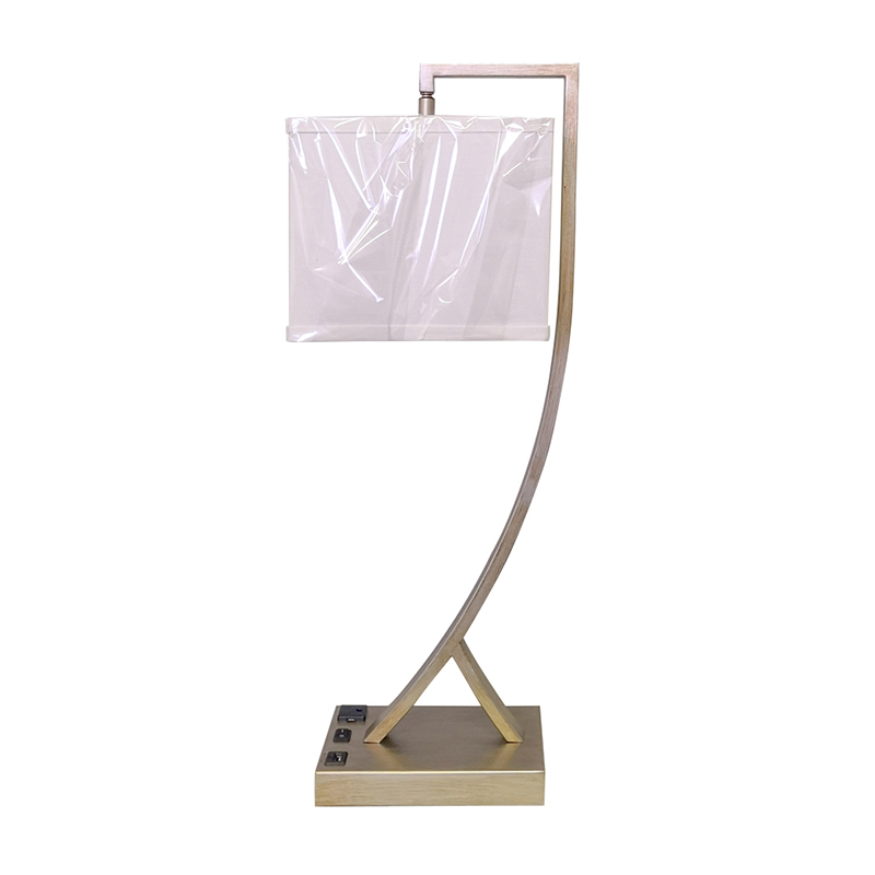 Đèn bàn hoàn thiện bạc cổ với một công tắc rocker/off, một ổ cắm tiện lợi và cổng sạc USB tại phòng khách