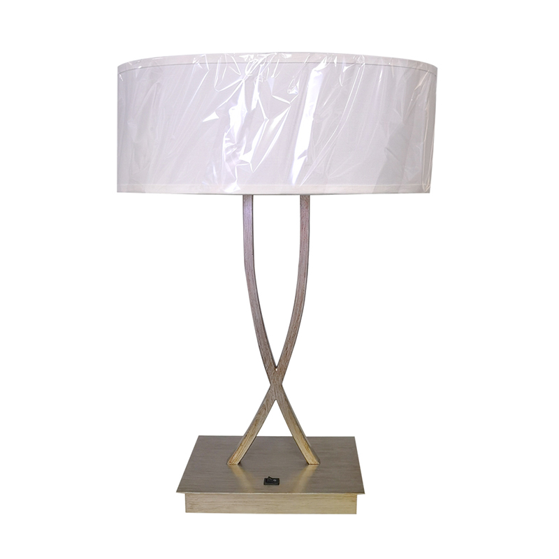 Hai đèn bàn hoàn thiện bằng bạc cổ bằng một công tắc rocker/off tại phòng khách