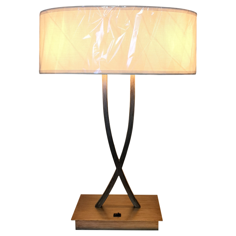 Hai đèn bàn hoàn thiện bằng bạc cổ bằng một công tắc rocker/off tại phòng khách