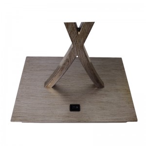 Hai đèn bàn hoàn thiện bằng bạc cổ bằng một công tắc rocker/off tại phòng khách