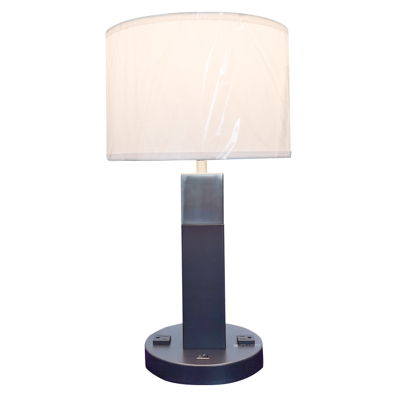 Hai tông màu đen và đèn kết thúcniken có một công tắc rocker/off và hai cửa hàng thuận tiện tại phòng khách