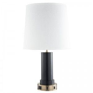 Đèn đêm tùy chỉnh với đồng cổ và màu đen, một công tắc rocker trên/off, một ổ cắm tiện lợi và cổng sạc USB tại phòng khách