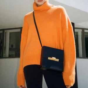 Áo len rộng cổ của rùa rùa