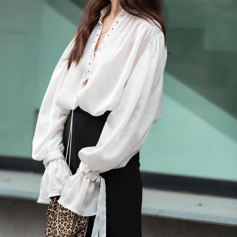 Áo sơ mi dài tay màu trắng Pháp 2023 Tay áo mới lo lắng Khay Khí Khắc thiết thiết kế cổ áo Áo