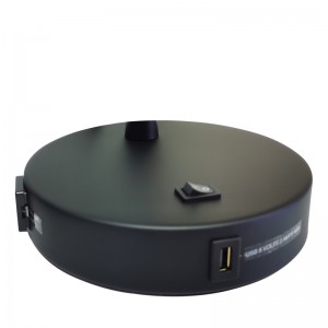 Đèn bàn đen mờ với công tắc rocker/off, một ổ cắm tiện lợi và cổng sạc USB tại phòng khách của khách sạn