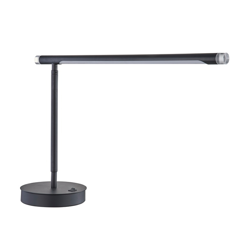 Đèn bàn đèn LED điều chỉnh Marriott với lớp hoàn thiện màu đen mờ và công tắc rocker/off tại phòng khách của khách sạn