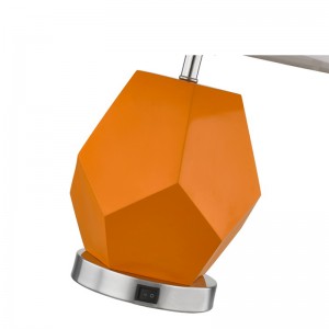 Đèn bàn khách sạn Hampton Inn với thân hìnhnhựa và một công tắc rocker/off tại phòng khách của khách sạn