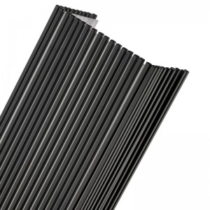 Hampton Inn Hotel Metal Wall Sconce với lớp hoàn thiện màu đen mờ và bộ khuếch tán acrylic bên trong tại khách sạn hành lang sàn điển hình