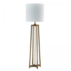 Sofa khách sạn Hyatt bên cạnh đèn sàn với hoàn thiện vàng cổ tại phòng khách