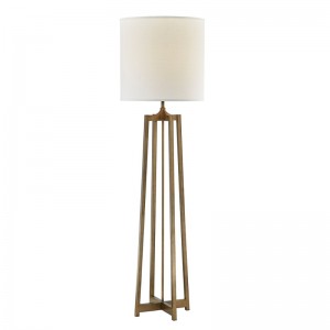 Sofa khách sạn Hyatt bên cạnh đèn sàn với hoàn thiện vàng cổ tại phòng khách