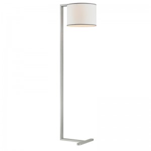 Ghế sofa khách sạn Hiltom bên cạnh đèn sàn với hoàn thiện bạc tại phòng khách