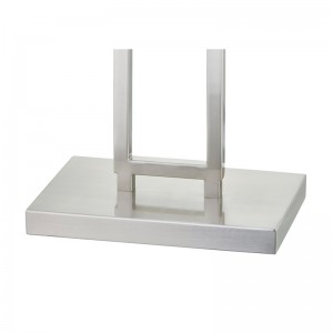 Sofa khách sạn Marriott bên cạnh đèn sàn với lớp hoàn thiệnniken ở phòng khách