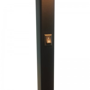 Ghế sofa khách sạn Waterwalk bên cạnh đèn sàn với lớp hoàn thiện màu đen mờ tại phòng khách