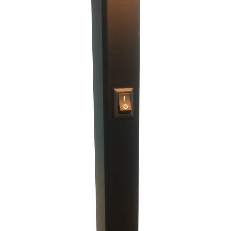 Ghế sofa khách sạn Waterwalk bên cạnh đèn sàn với lớp hoàn thiện màu đen mờ tại phòng khách