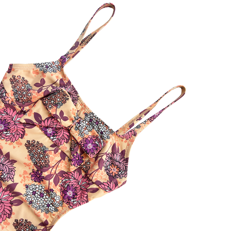 Trẻ em mặc đồ bơi với dây buộc được in lại