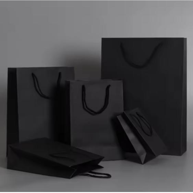 Túi giấy đóng gói màu đen sang trọng được in quần áo tùy chỉnh quần áo đồ trang sức túi rượu