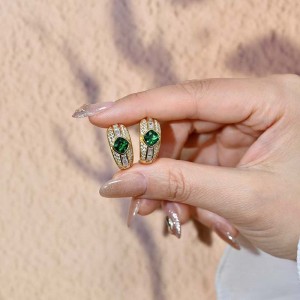 Hùng vĩ Vượt thời gian Sang trọng Vĩnh cửu Sự sang trọng Rạng rỡ Ngọc lục bảo Glow Khuyên tai của Sự quyến rũ tinh tế