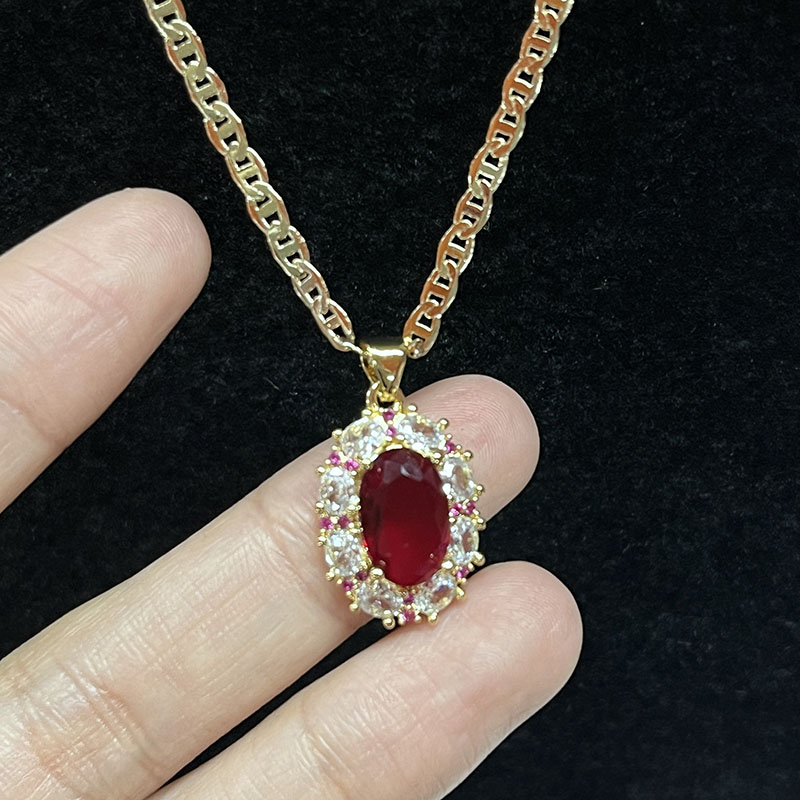 Vòng cổ Halo Royal Ruby với kim cương & Các điểmnhấn màu hồng sapphire trên chuỗi vàng 14k