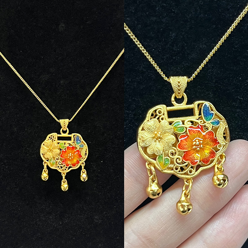 Vàng Trung Quốc truyền thống-Vòng cổ khóa dài tuổi thọ được mạ với men hoa filigree và chuông may mắn lủng lẳng để bảo vệ và thịnh vượng