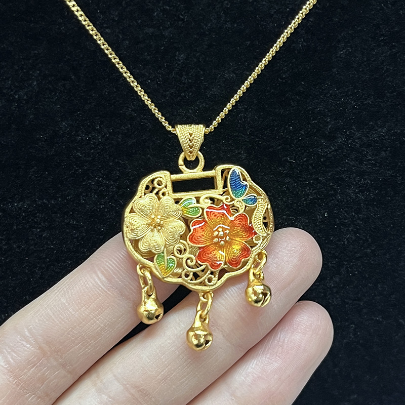 Vàng Trung Quốc truyền thống-Vòng cổ khóa dài tuổi thọ được mạ với men hoa filigree và chuông may mắn lủng lẳng để bảo vệ và thịnh vượng