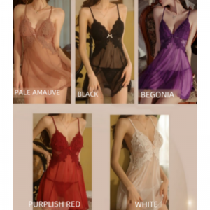 Đồ lót gợi cảm. Một cáinhìn - thông qua, váy trượt quyến rũ với một chiếc váy tinh khiết - chưa - Phong cách quyến rũ, có sự kết hợp lưới và ren, được xây dựng - trong miếng áongực và một cái mở ...