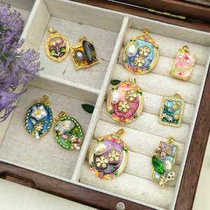 Mặt dây chuyền sơn dầu cổ điển