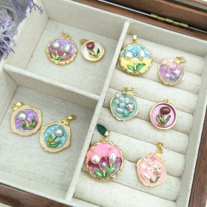 Mặt dây chuyền sơn dầu cổ điển